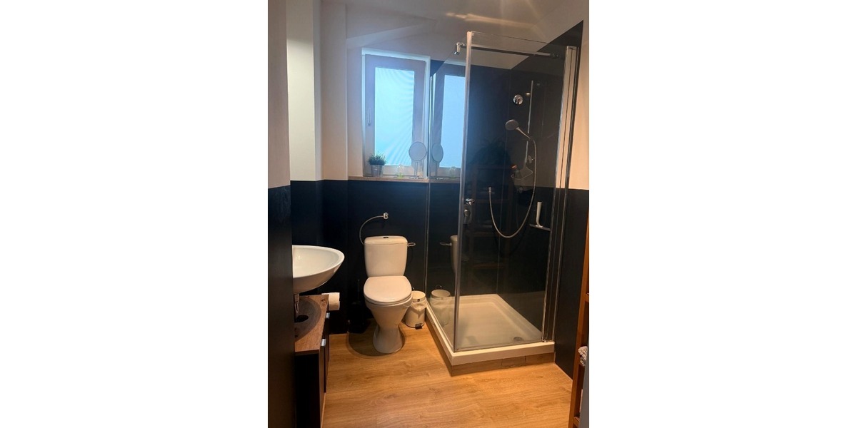 Badezimmer mit Dusche