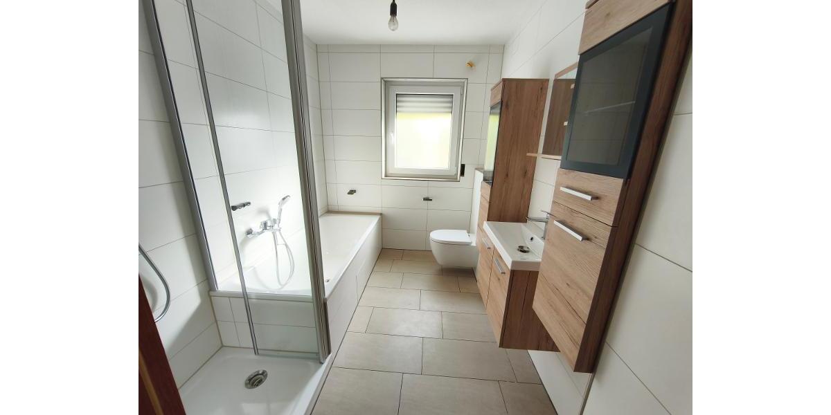 Bad mit Badewanne und Dusche Bild 1