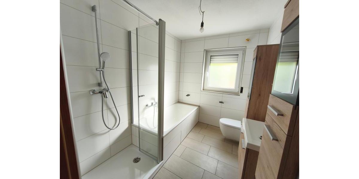 Bad mit Badewanne und Dusche Bild 2