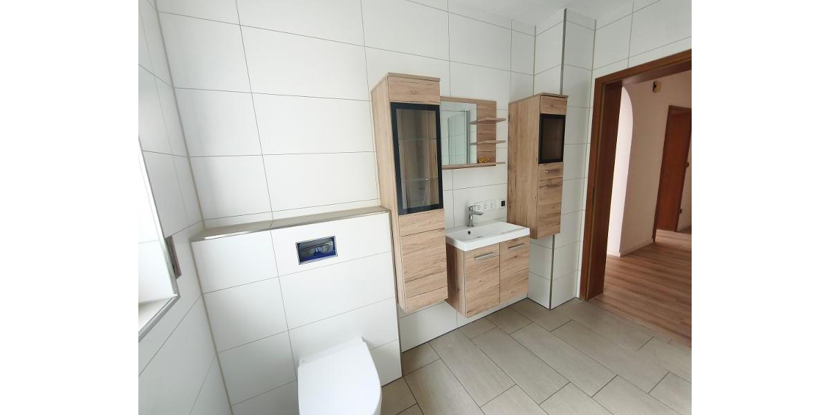 Bad mit Badewanne und Dusche Bild 3
