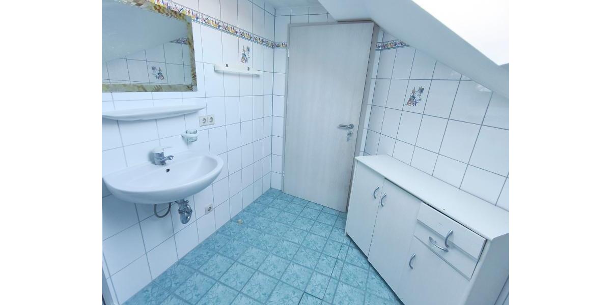 Bad mit Fenster, WaMa - Anschluss und Dusche Bild 3